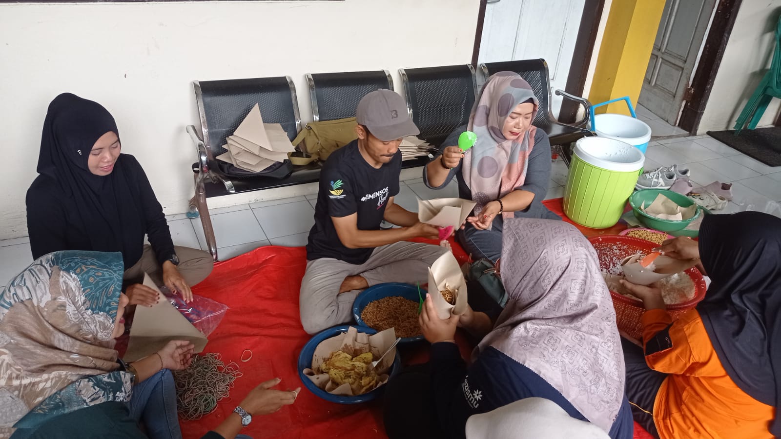 Relawan Buka Dapur Umum di Watulimo, Siapkan 2.000 Nasi Bungkus untuk Korban Banjir