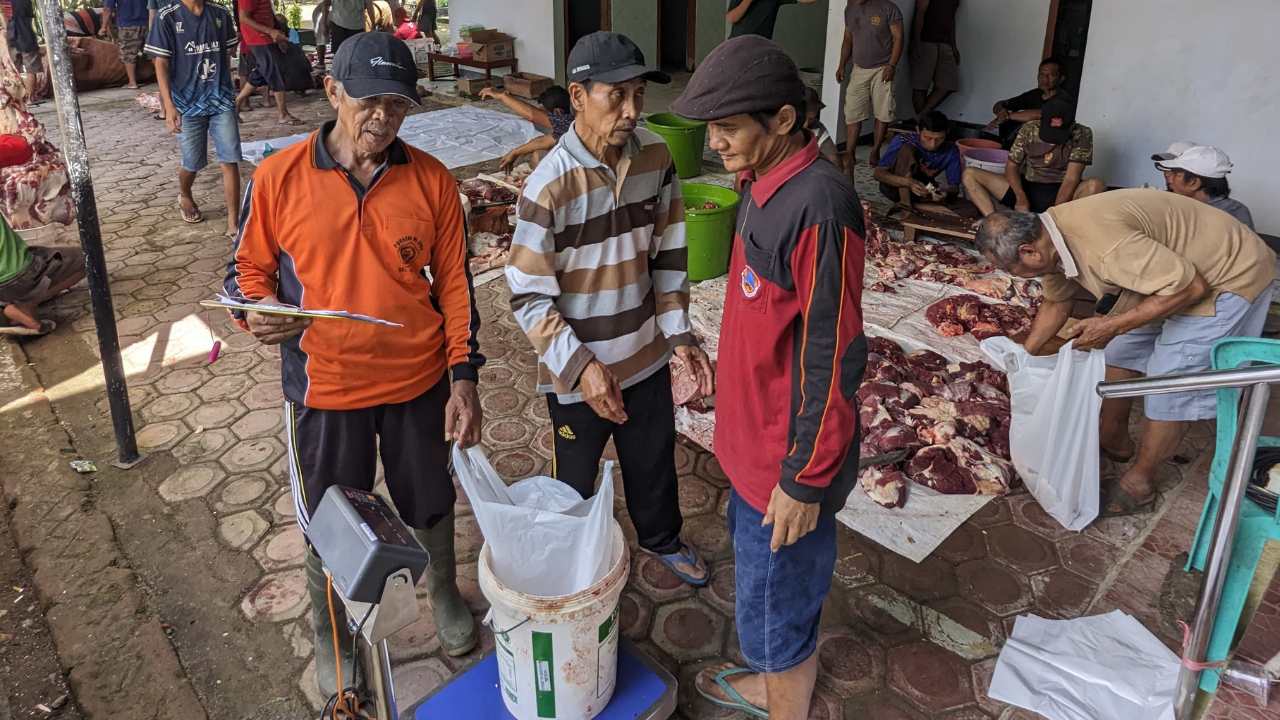 dengan-teliti-para-panitia-mengemas-daging.jpg