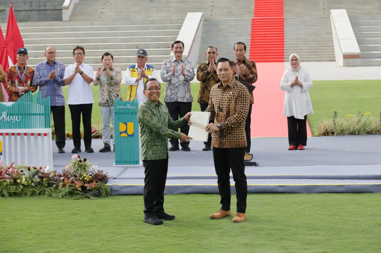 Disaksikan Presiden Jokowi, Menteri AHY Serahkan Sertipikat Tanah Elektronik Hak Pakai untuk Istana Negara dan Istana Garuda di IKN