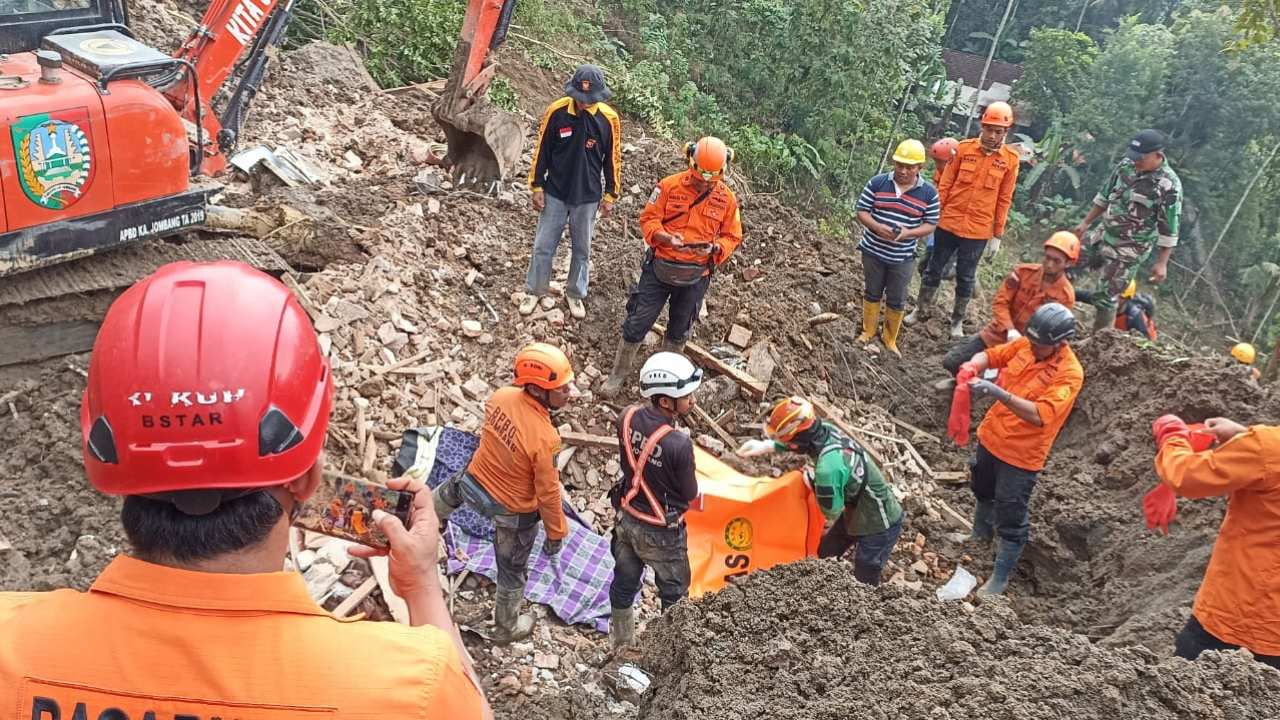 Longsor Trenggalek: Dua Jenazah Korban Ditemukan Berdekatan, Empat Masih Hilang