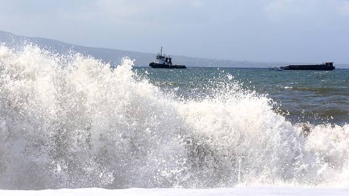 Laut Selatan Trenggalek Diterjang Gelombang Tinggi, BPBD Imbau Nelayan Berhenti Melaut