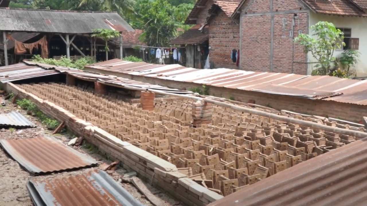 Satu Nama, Banyak Produsen: Genteng Nglayur Jadi Ikon Trenggalek
