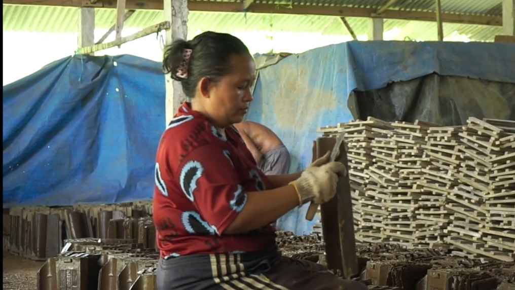 genteng-nglayur-trenggalek-yang-masih-jadi-primadona_11zon.jpg
