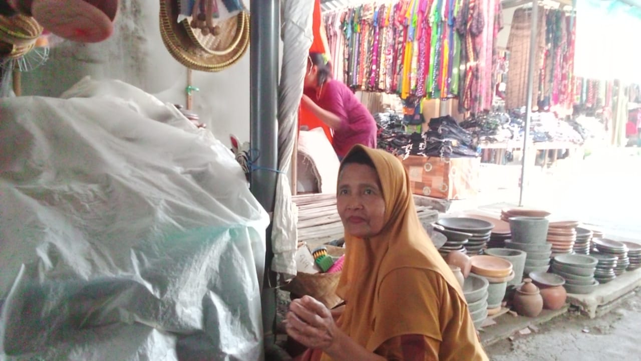Gerabah Trenggalek Tetap Eksis: Sugiarti Raup Jutaan dari Pasar Tradisional