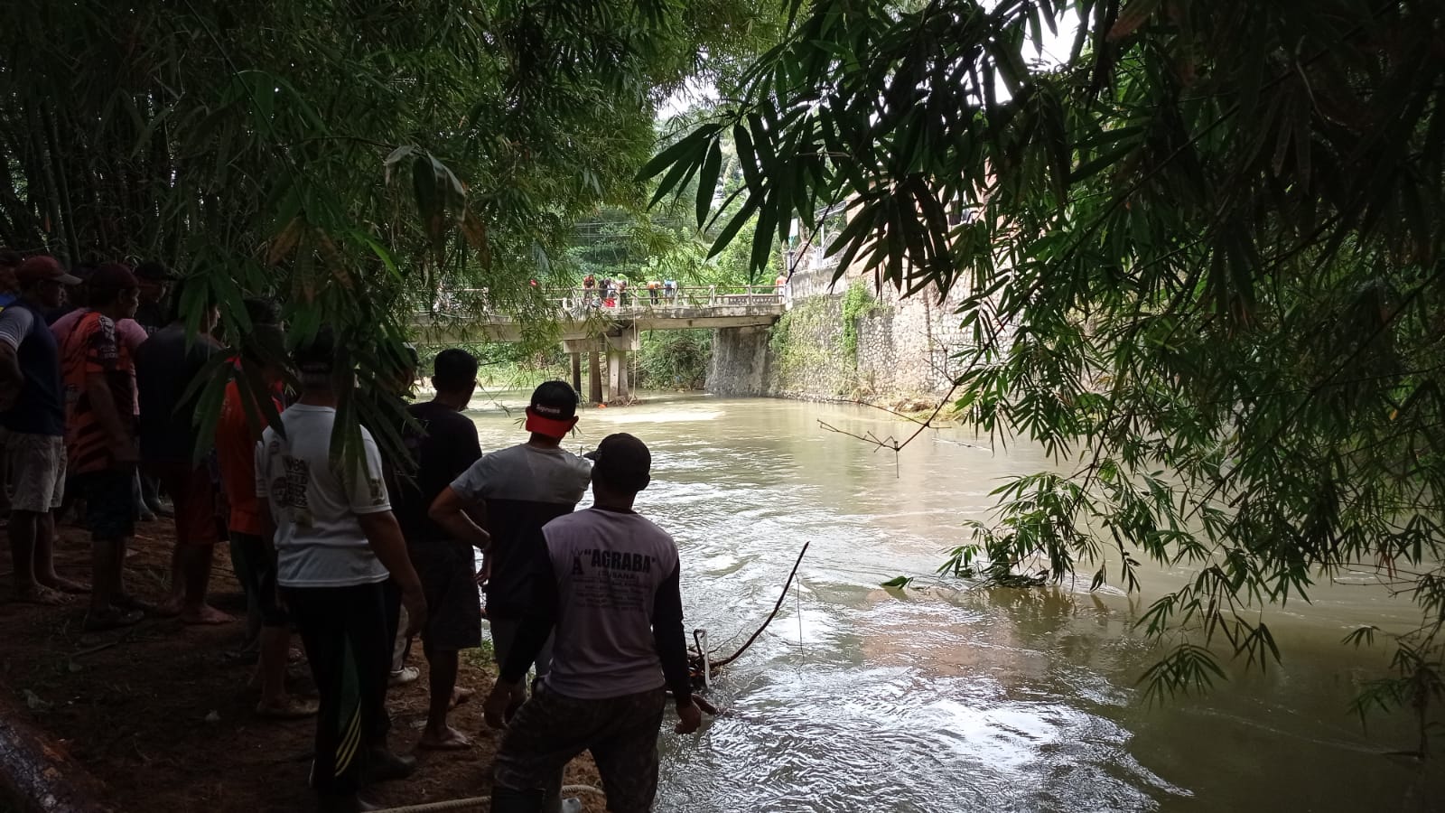 Warga Prigi Gotong Royong Bersihkan Sungai di Jembatan Ngemplak
