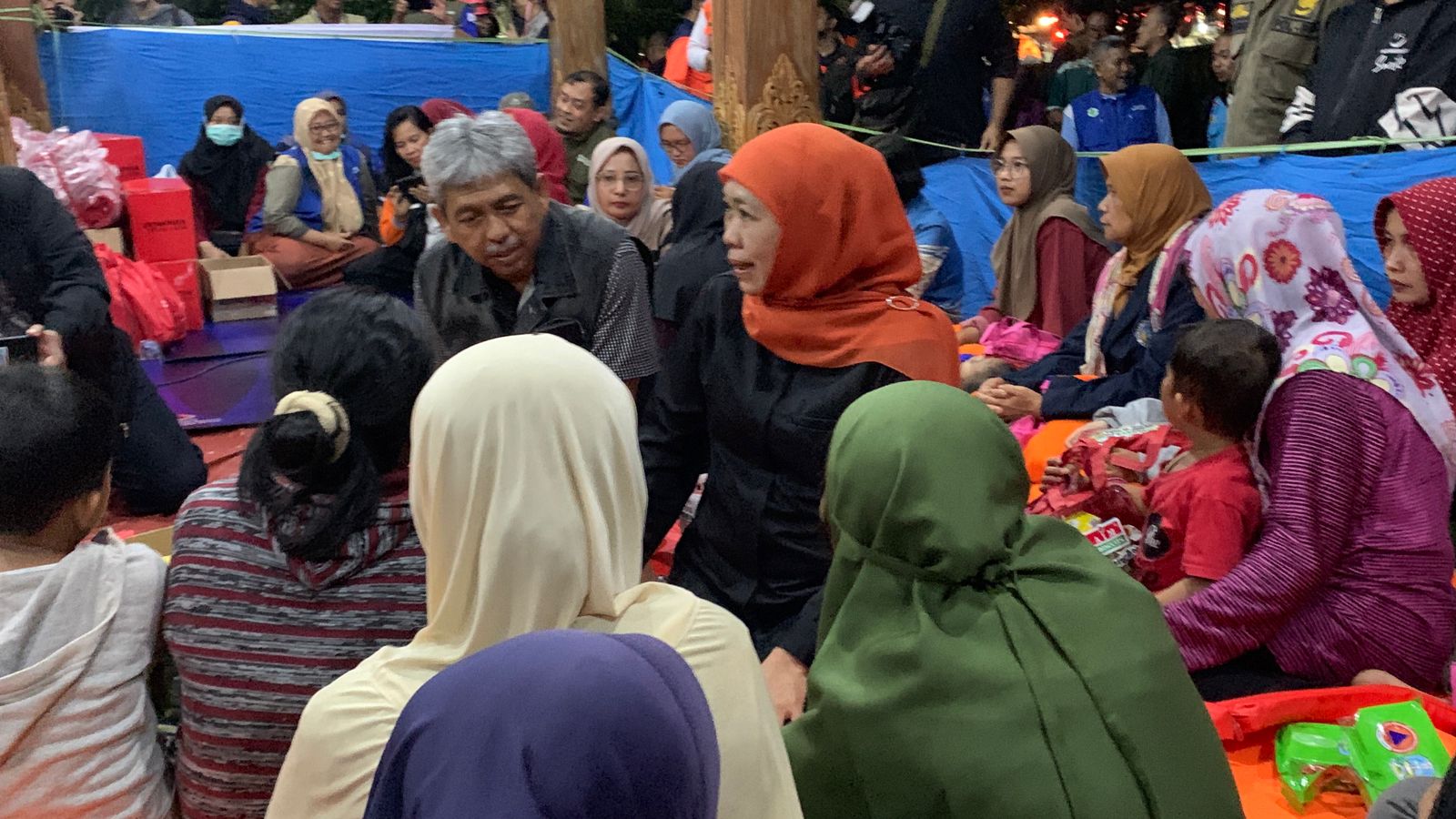 Tinjau Pengungsi, Gubernur Khofifah Pastikan Penanganan Korban Longsor Trenggalek