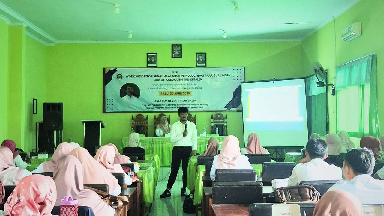 guru-trenggalek-sedang-worksho[.jpg
