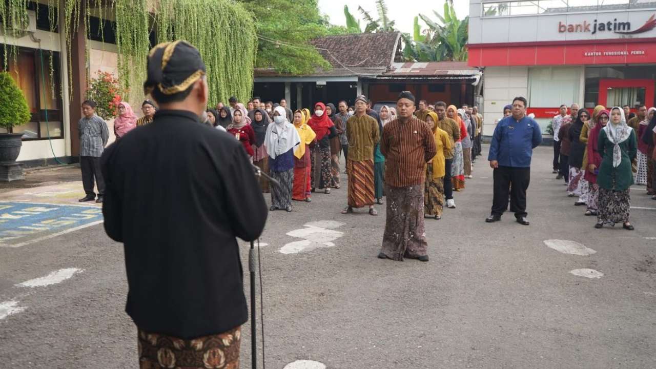 ASN Trenggalek Kenakan Pakaian Adat Jawa di Hardiknas 2025, Sekda Tekankan Hak Pendidikan Setara