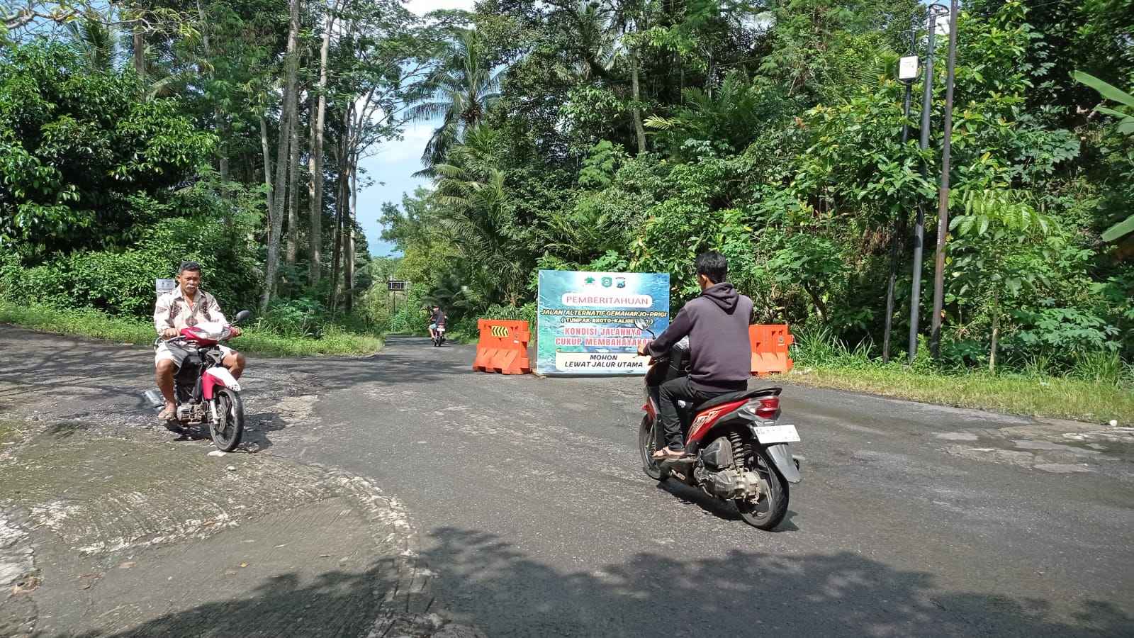 Rusak Usai Ditambal, Jalur Alternatif Kaligereng Watulimo Masih Ramai Dilewati