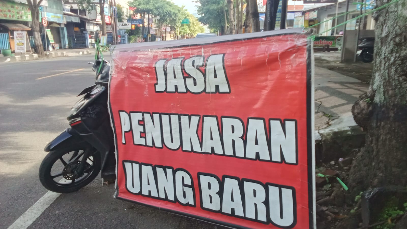 Hukum Jasa Penukaran Uang Jelang Lebaran di Trenggalek Menurut Pandangan Islam