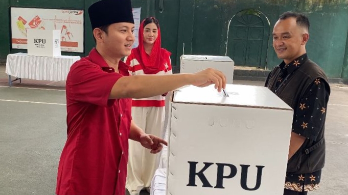 Lawan Kotak Kosong, Ipin Nyoblos di TPS Trenggalek Gandeng dengan Istrinya