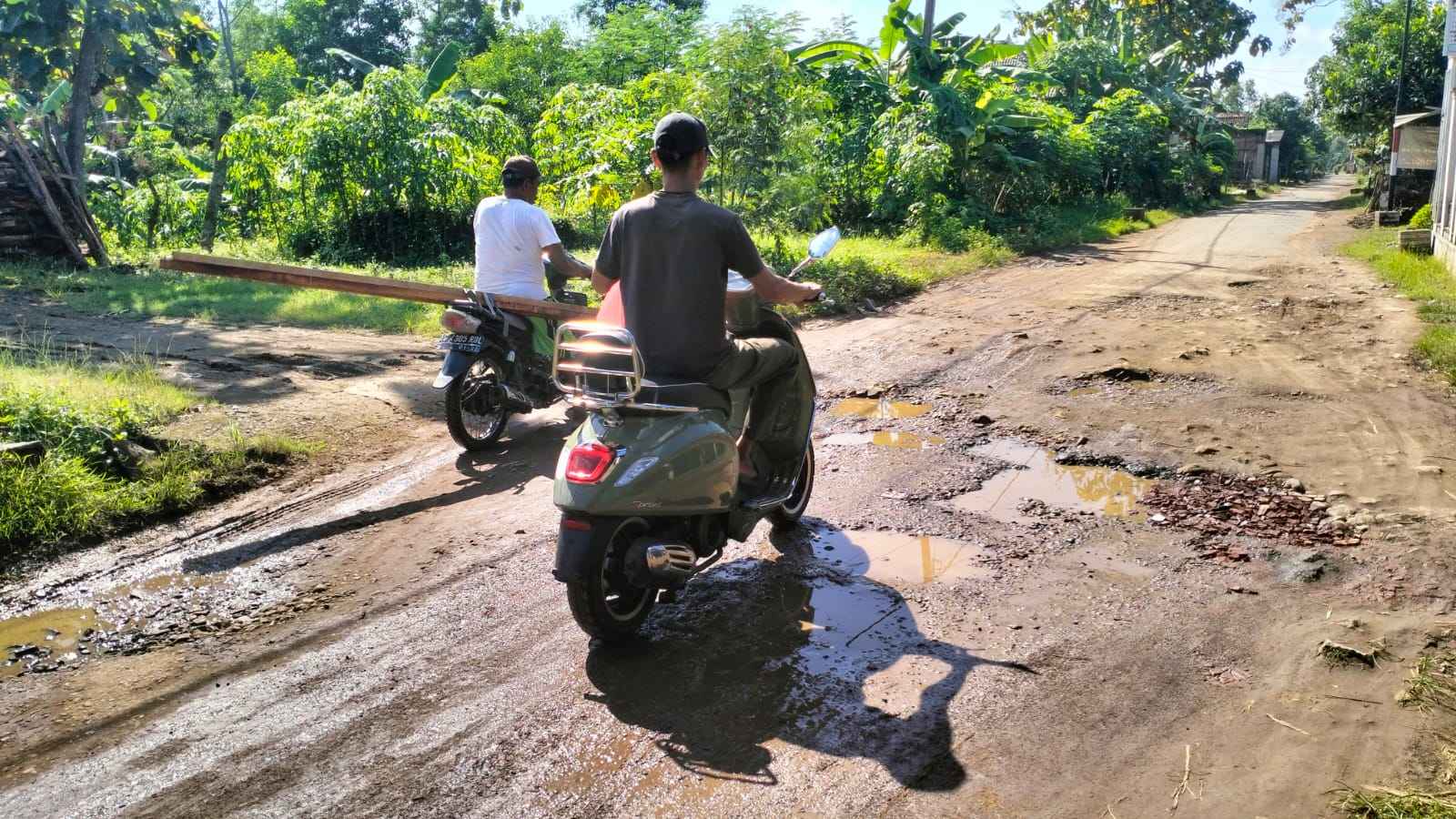 Jalan Rusak di Kamulan Trenggalek Dikeluhkan Warga, Berlumpur Saat Hujan dan Berdebu Saat Kemarau