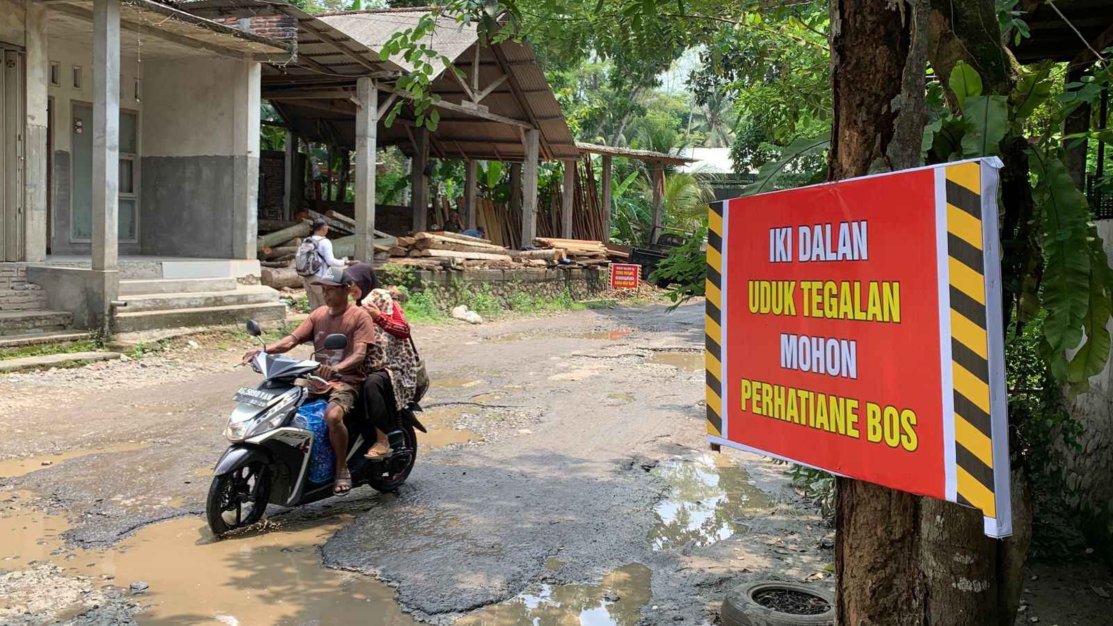 Warga Desa Senden Protes Jalan Rusak, Pasang Banner Sindiran Sepanjang 1,5 Kilometer