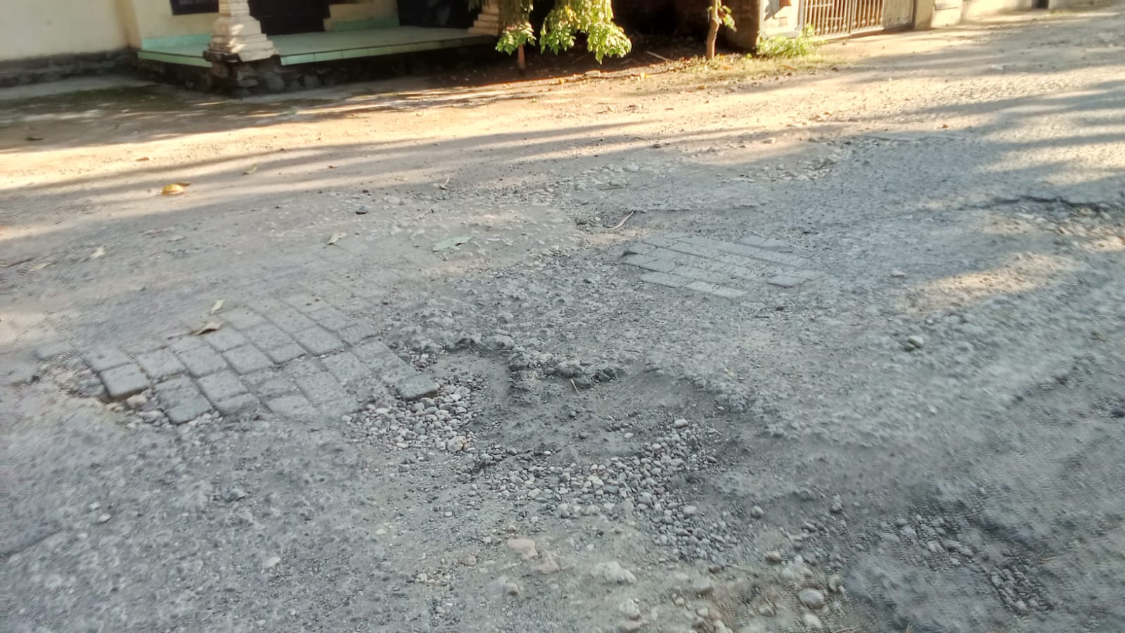 Pengendara Keluhkan Jalan Pogalan Trenggalek Rusak dan Tambalan Tidak Rata