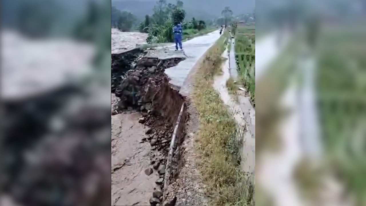 Jalan Alternatif Munjungan–Watulimo Putus Dihantam Aliran Sungai, Akses Ekonomi Terganggu