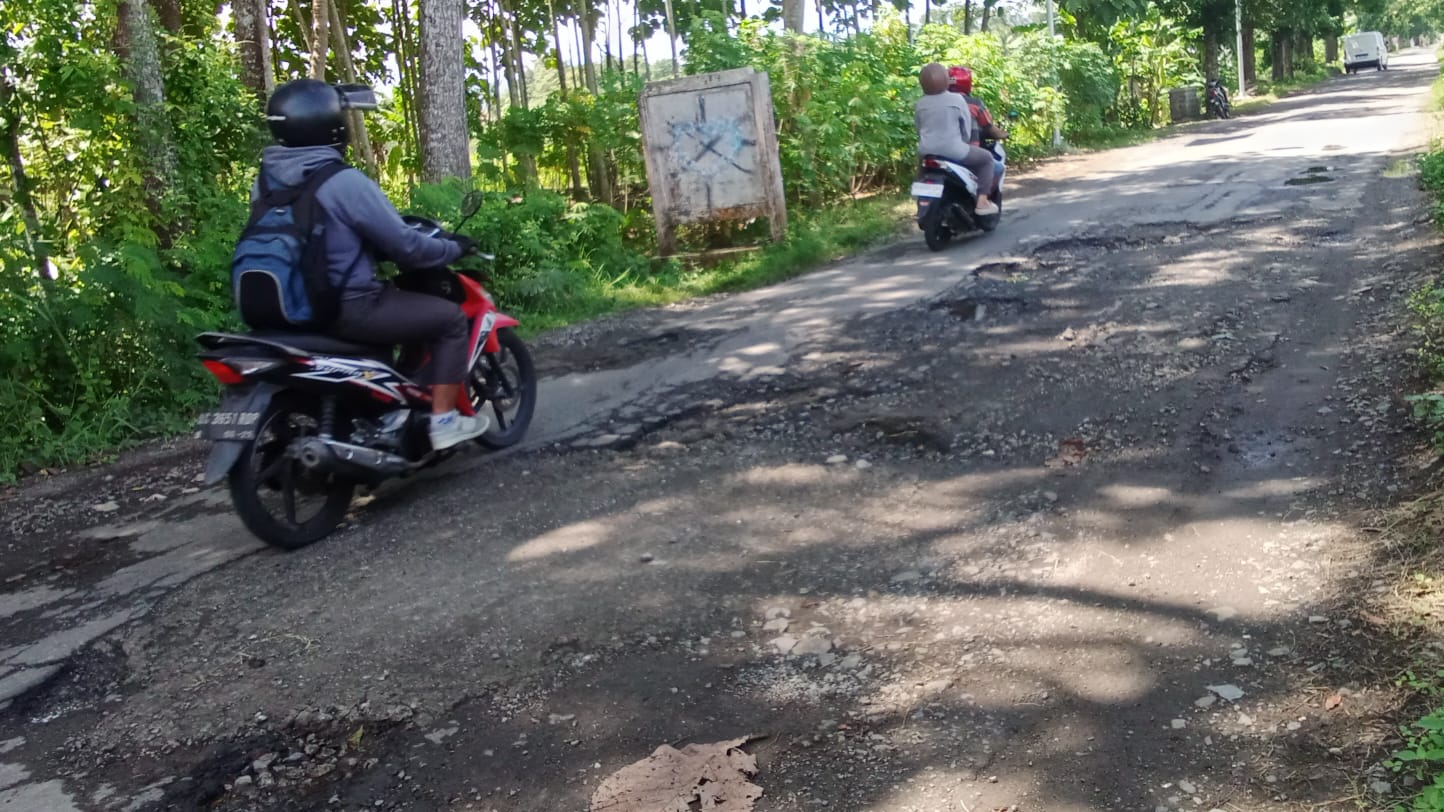 Jalan Rusak di Perbatasan Ngadirenggo-Ngetal, Pengguna Jalan Keluhkan Kondisinya