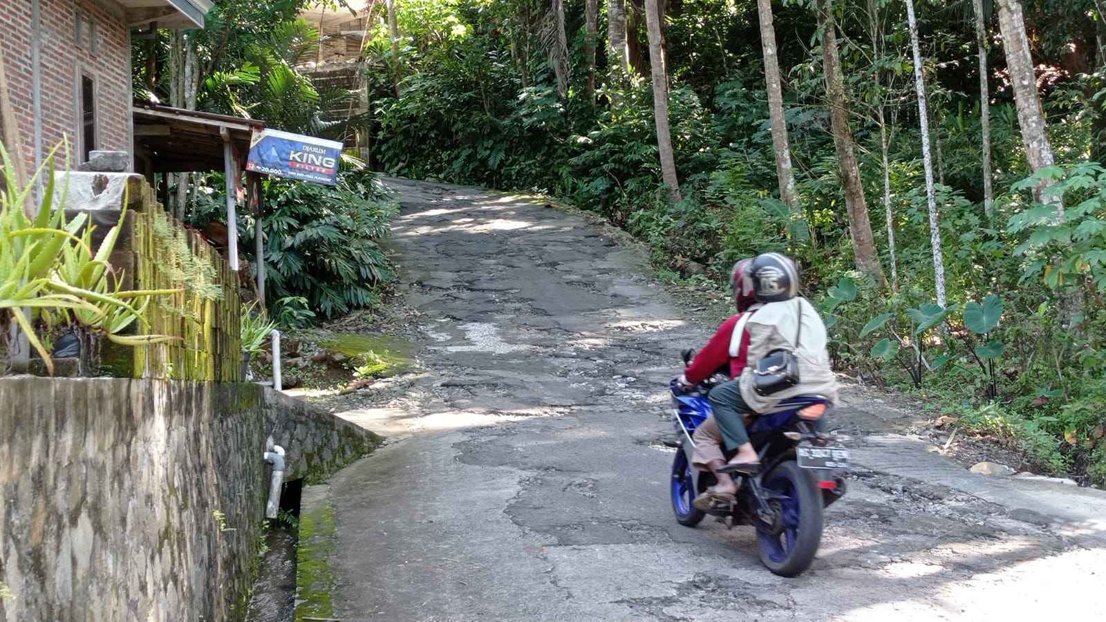 Jalan Rusak 5 Tahun di Pakel Watulimo, Warga Tambal Sendiri dan Sering Terjadi Kecelakaan