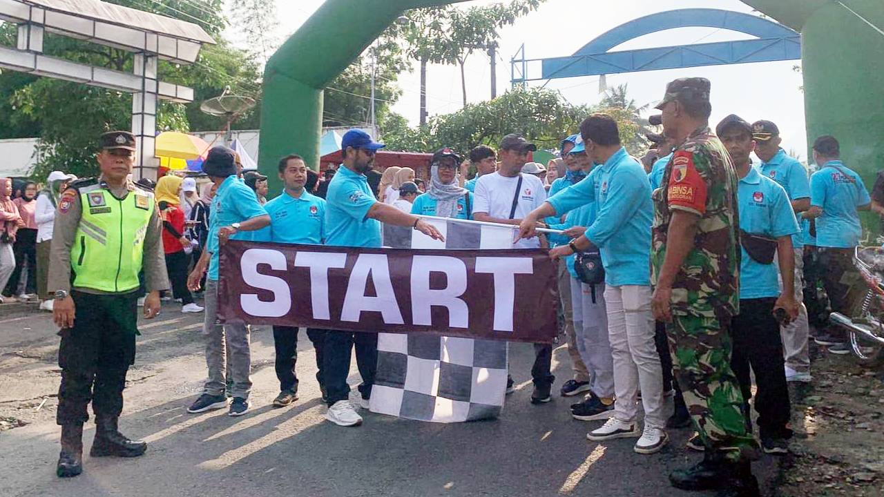 Warga Antusias Ikut Jalan Sehat Sosialisasi Pilkada PPK Kampak, Doorprize Utama Kambing