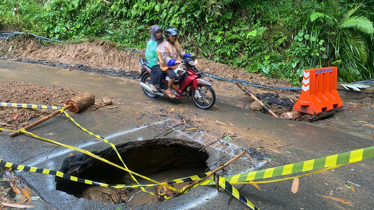 Jalan Kampak Watulimo Tutup Akses Roda 4, Gorong-gorong Amblas Lebar