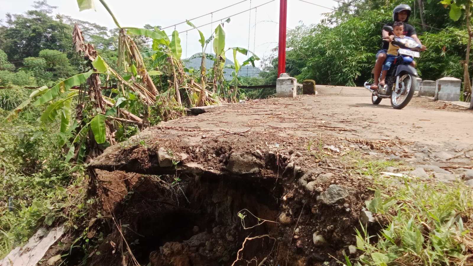 Jalur Alternatif Kecamatan Terkikis, Terdampak Banjir Luapan Sungai