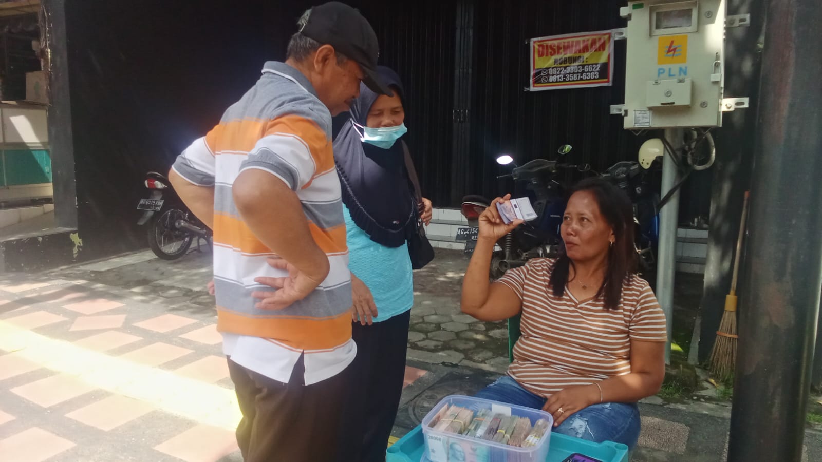 Jasa Penyedia Tukar Uang Baru Trenggalek, Buka Lapak di Trotoar Berujung Kena Tipu