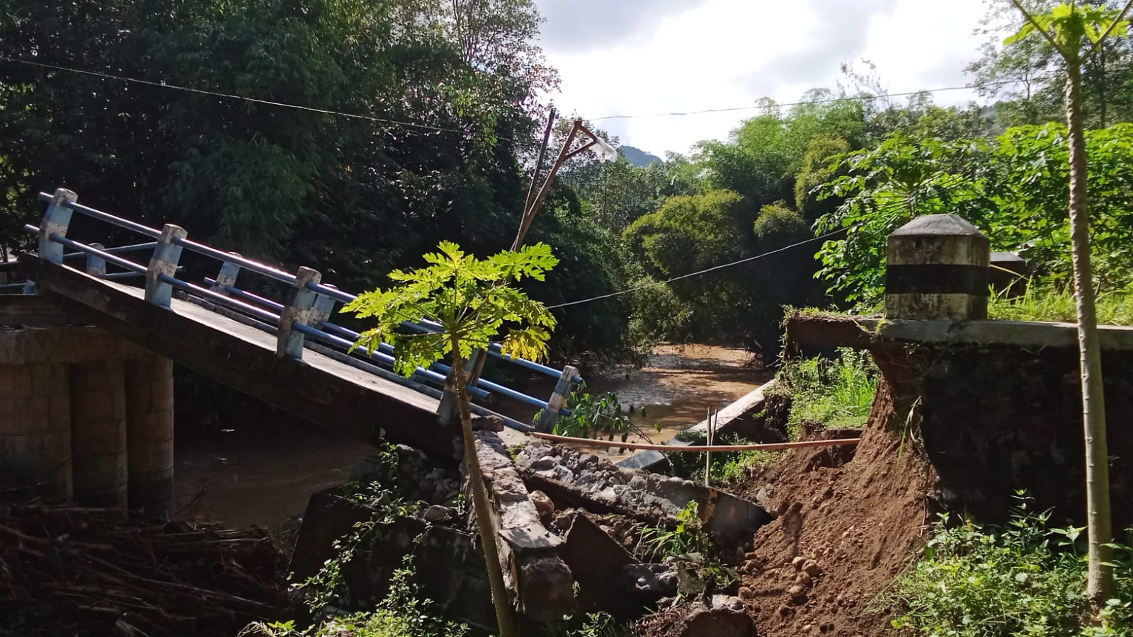 Jembatan Desa Jatiprahu Karangan Putus, Warga Kehilangan Akses