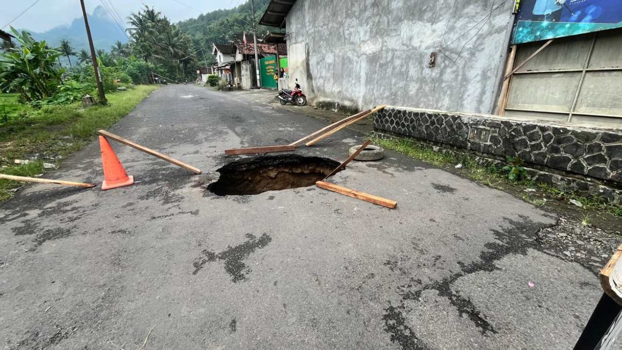 Dilintasi Truk LPG, Jembatan Nglegok Ambrol: Akses Utama Kampak–Munjungan Terputus