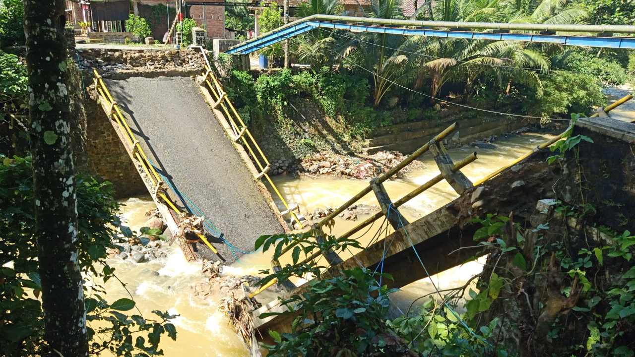 Jembatan Penghubung Watulimo–Munjungan Putus Diterjang Banjir