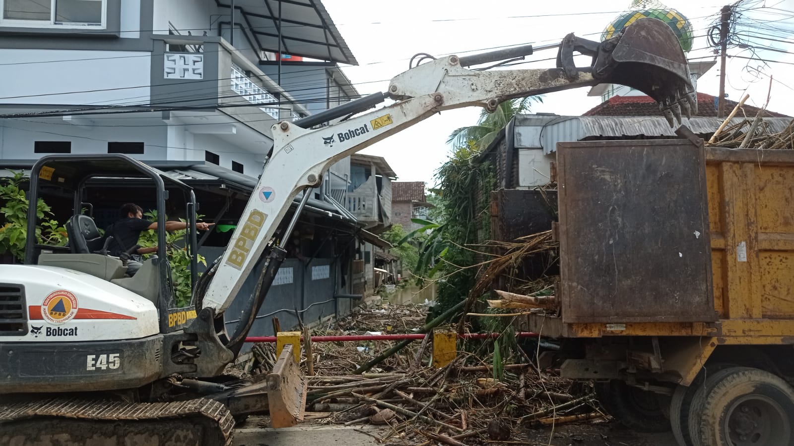 Banjir Watulimo Akibat Sampah Kiriman Sungai Pesu, Pemdes Tasikmadu: Jembatan Perlu Dibangun Ulang