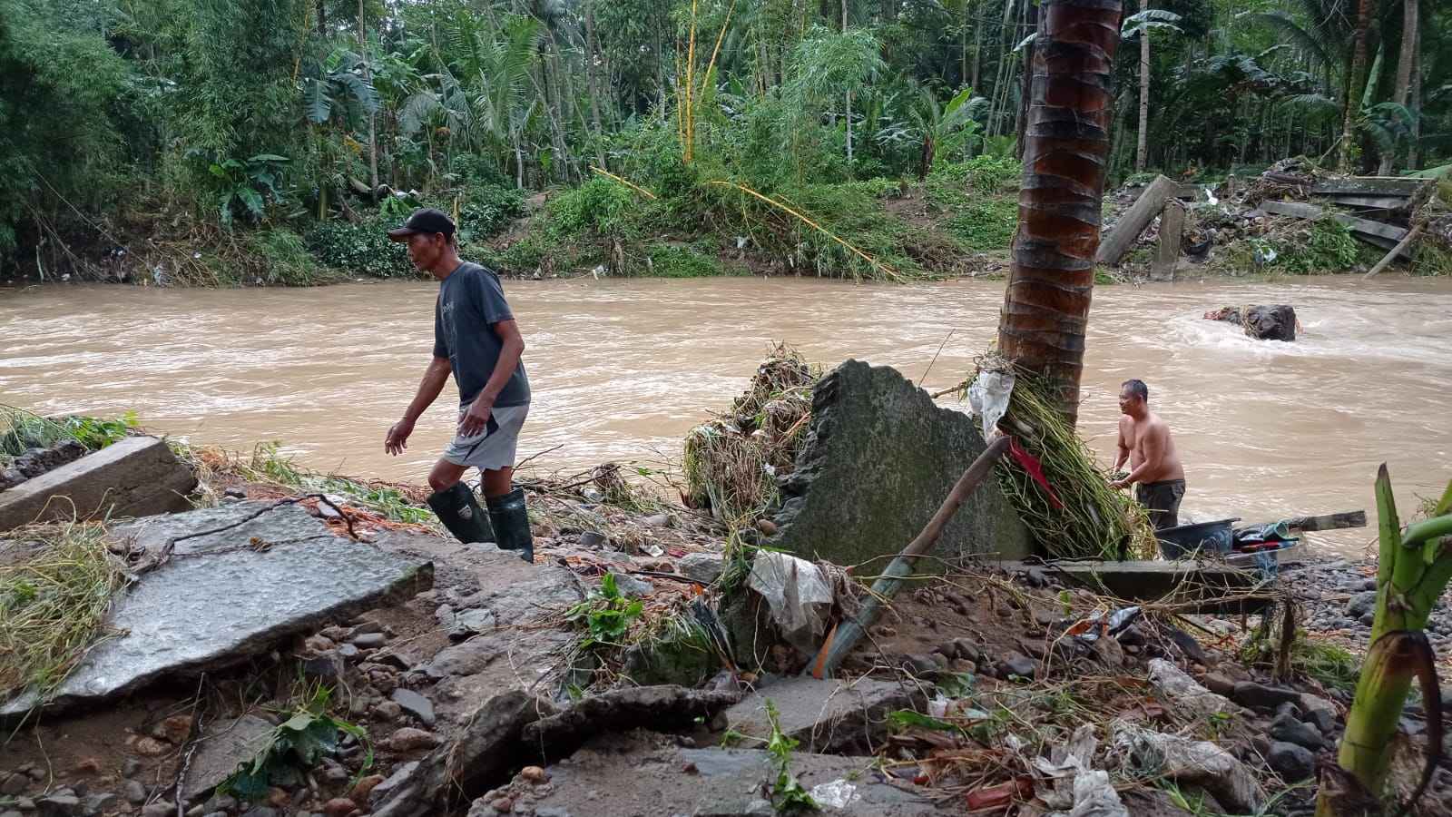 Jembatan Akses Warga RT 14 Desa Prigi Hanyut Diterjang Banjir, 50 Rumah Terdampak
