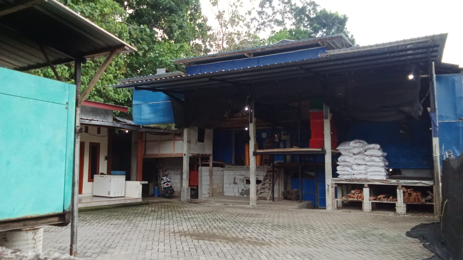 Warga Keluhkan Bau Kandang Ayam di Trenggalek, Musyawarah Belum Capai Kesepakatan