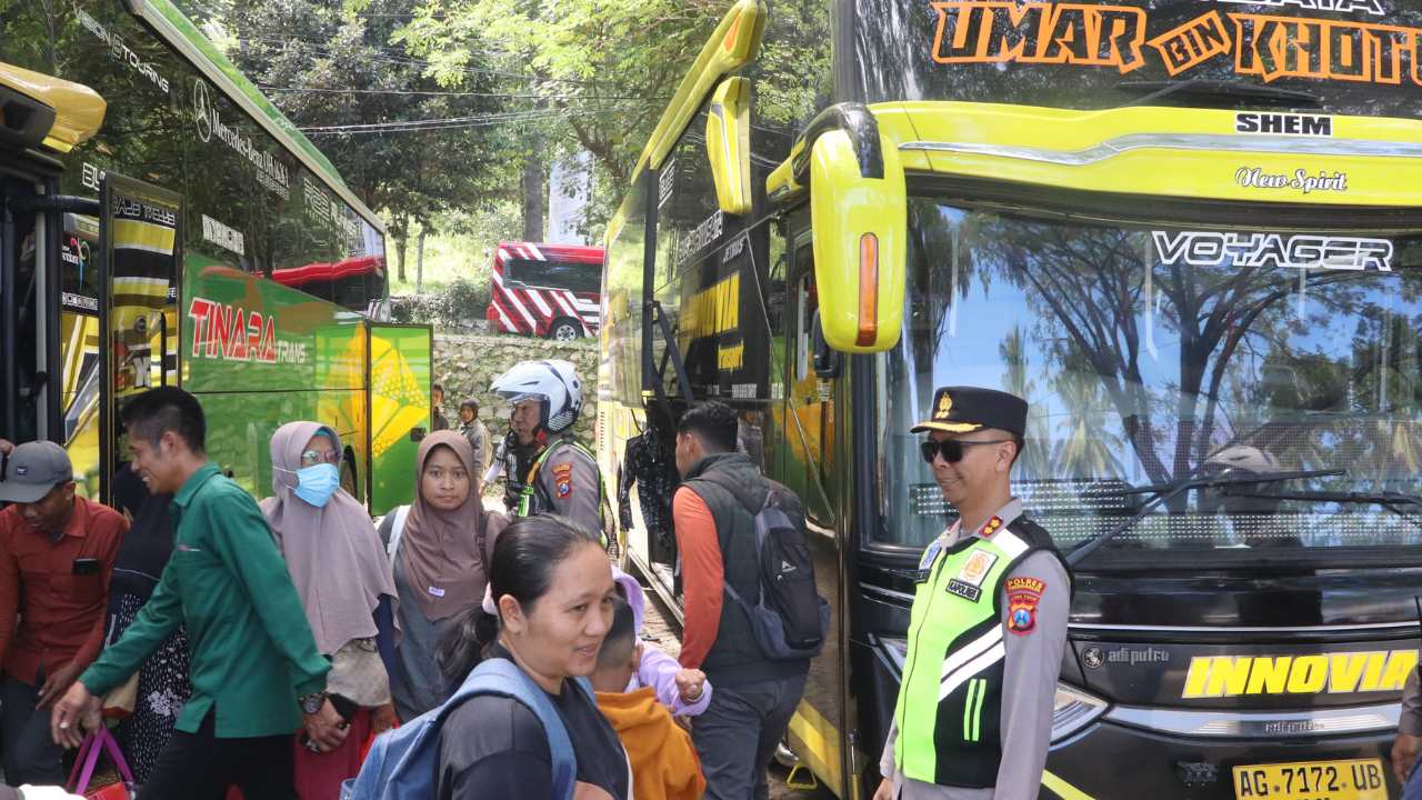 Patroli Naik Vespa, Kapolres Trenggalek Tinjau Keamanan Wisata Watulimo