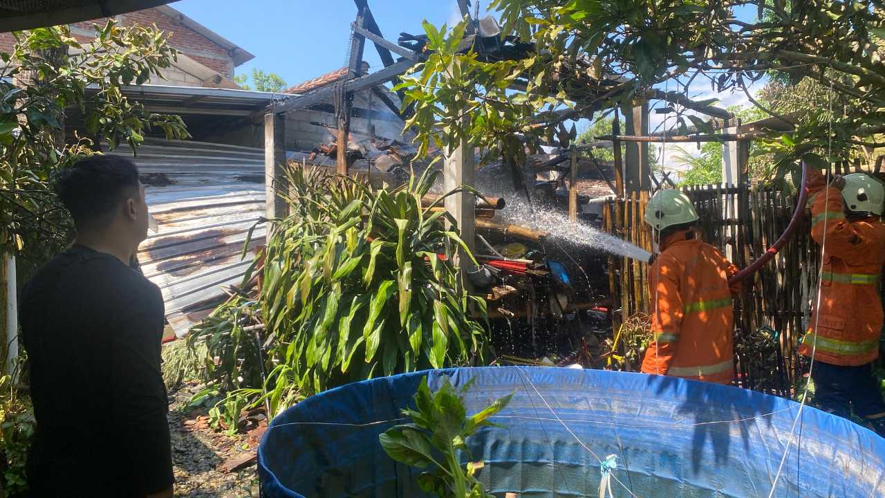 Ditinggal Ziarah Makam, Dapur dan Kandang Warga Trenggalek Terbakar