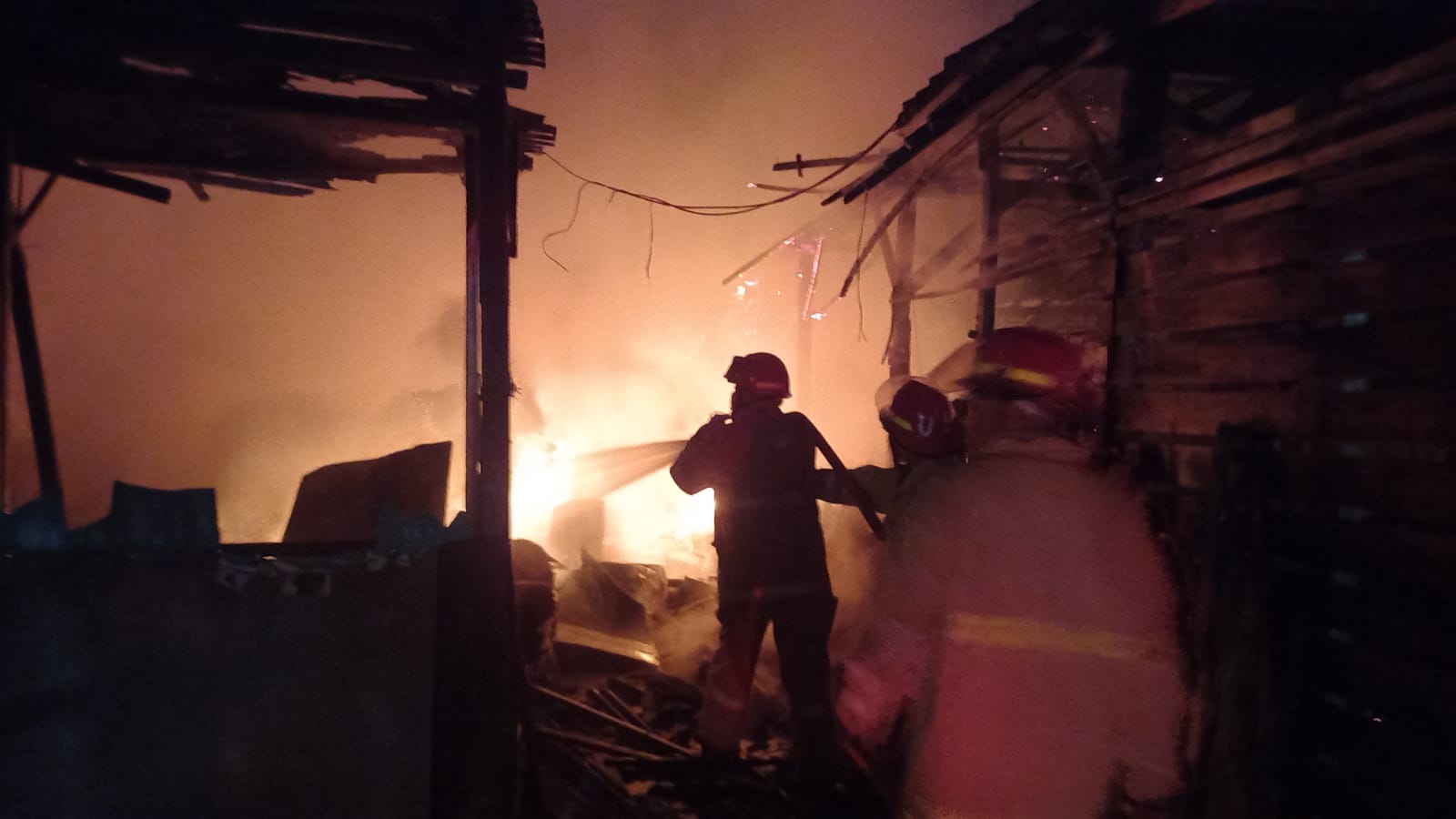 Bermula Bakar Sampah, 2 Tempat Usaha 1 Gudang di Trenggalek Digasak Api