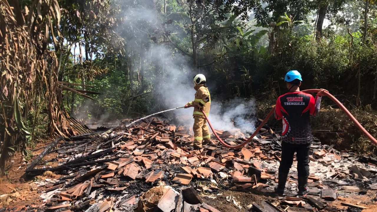 Rumah Nenek di Trenggalek Terbakar Saat Ditinggal Pengajian, Diduga Api Bersumber Dari Tungku