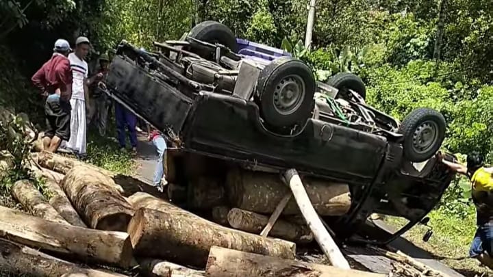 Muat Kayu Gelondong, Pick-up Warga Munjungan Terbalik di Tengah Jalan