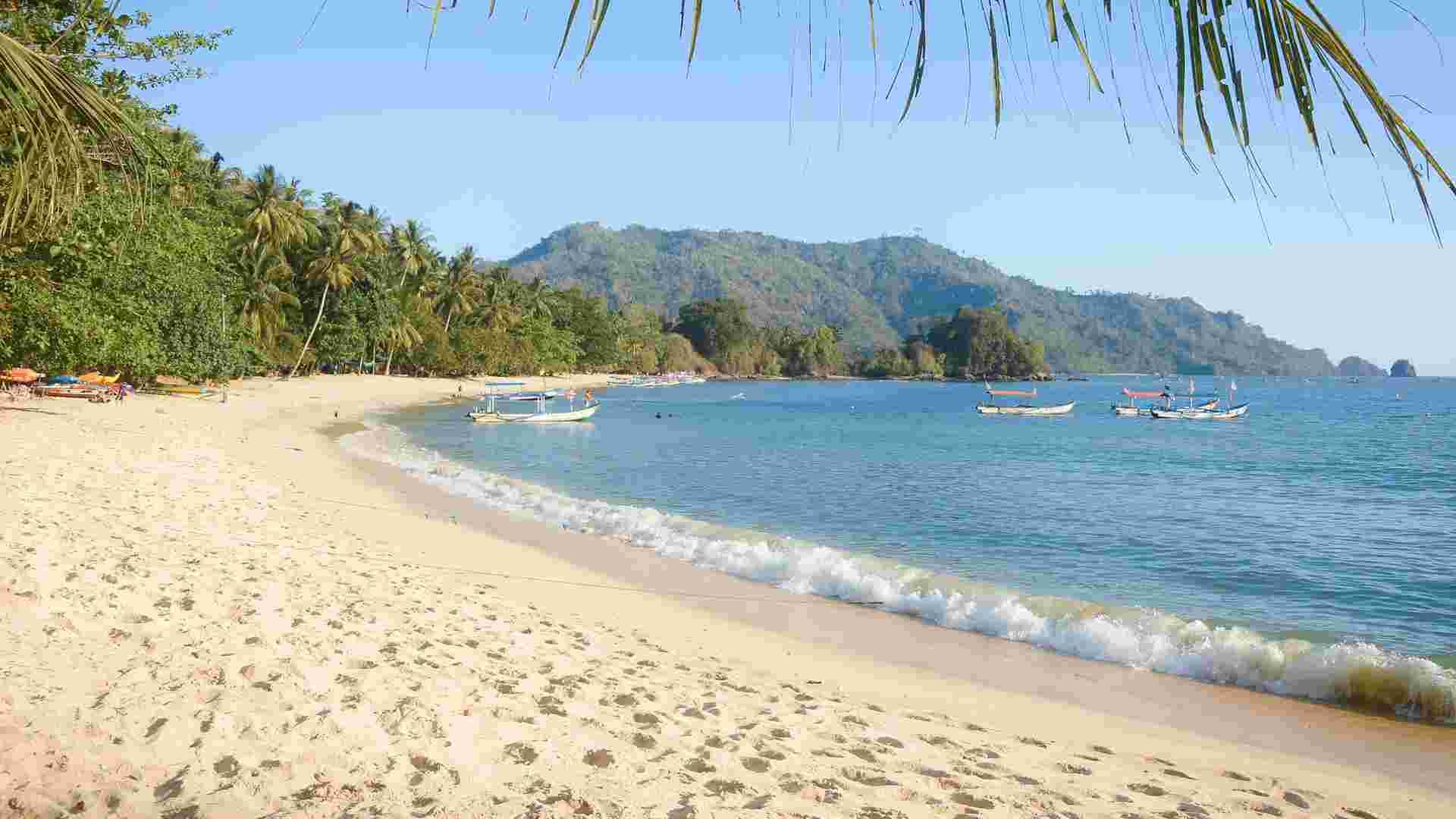 Keindahan Pantai Pasir Putih Karanggongso Trenggalek beserta Wahana dan Kulinernya