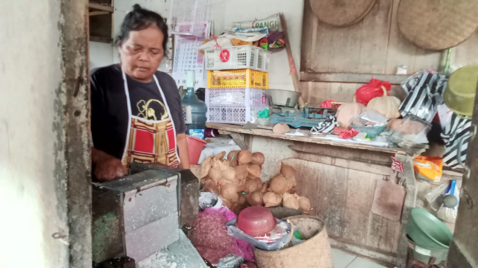 Harga Kelapa Naik, Penjualan Kelapa Parut di Pasar Basah Trenggalek Malah Turun