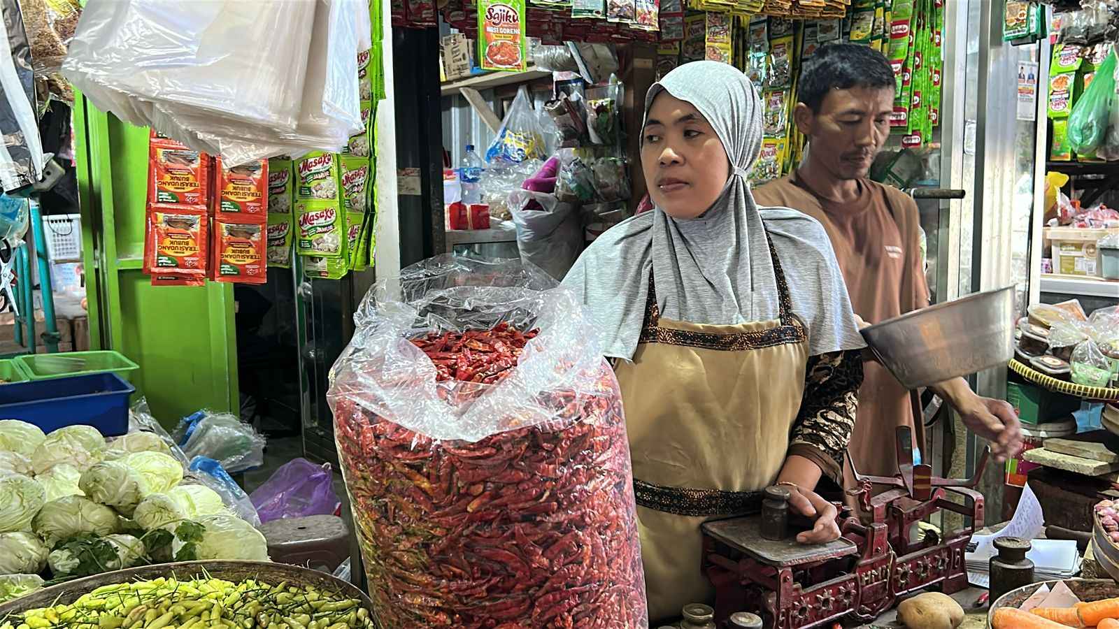 Kala Harga Cabai Naik, Warga Trenggalek Pilih Beli Cabai Kering Impor