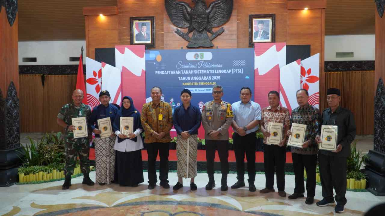 Serahkan Sertipikat Aset Pemerintah dan Wakaf, Kantor Pertanahan siap bantu legalisasi tanah Aset Pemkab Trenggalek