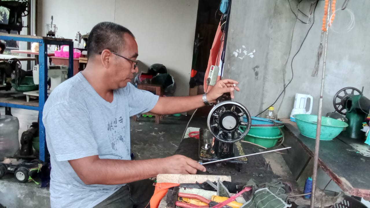 Budi Susilo Tak Pernah Mati Gaya: Menjahit Hidup dari Mesin-Mesin Tua di Trenggalek