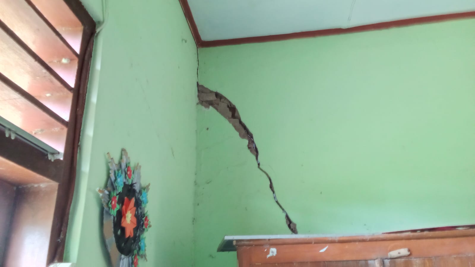kondisi-bangunan-trenggalek-yang-retak.jpg