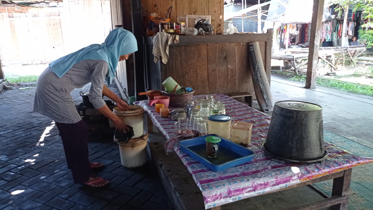 Warisan Kopi Tradisional, Sulastri Bertahan di Tengah Kumuhnya Pasar Durenan