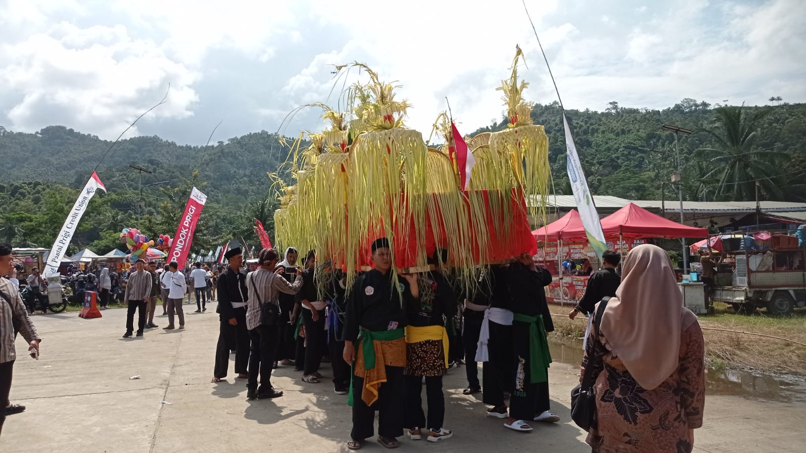 Warga Meriahkan Larung Sembonyo dan Bersih Desa Karanggongso Watulimo