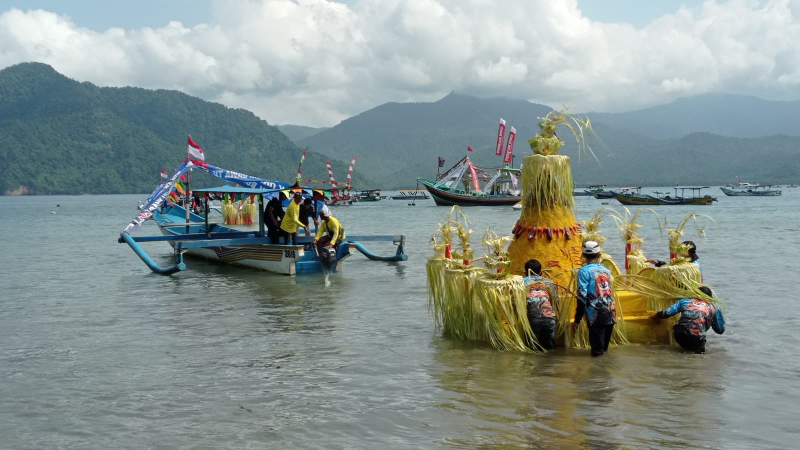 Sembonyo Pantai Karanggongso Watulimo: Tumpeng Agung Dilarung dengan Sakral