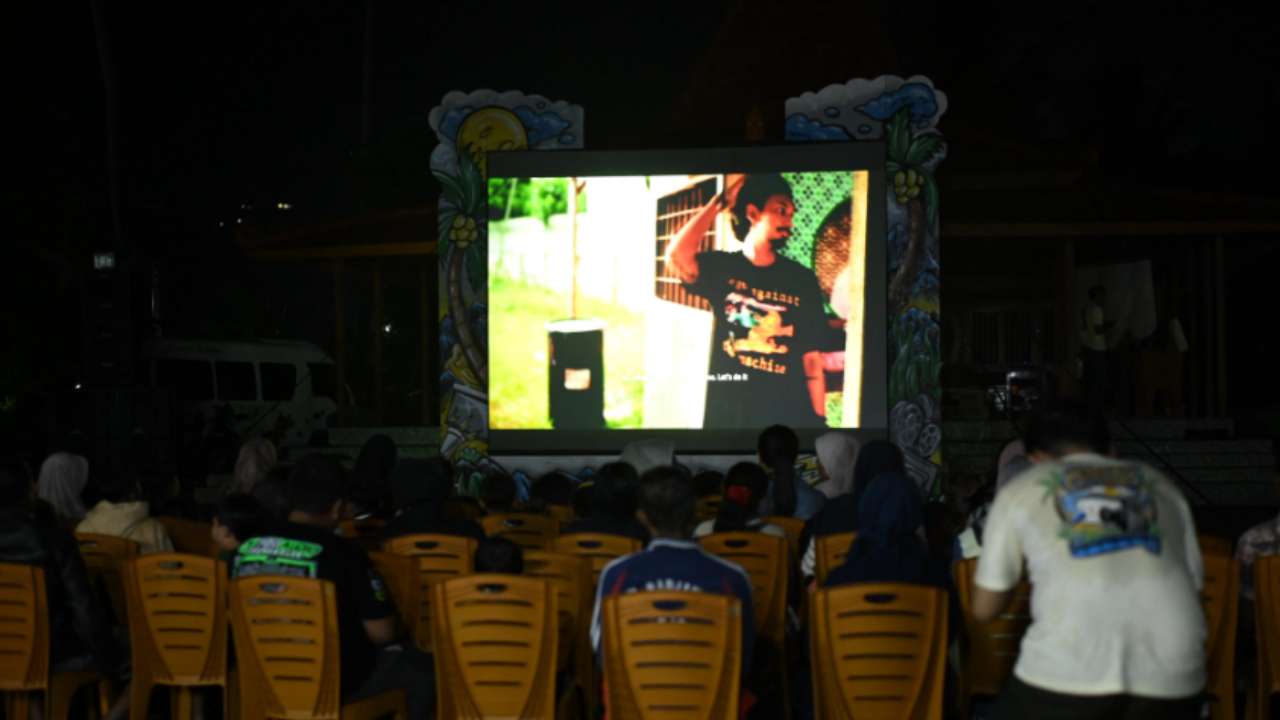 Nostalgia Layar Tancap Hidup Kembali di Munjungan, Ratusan Warga Padati “Layar Bawah Bukit”