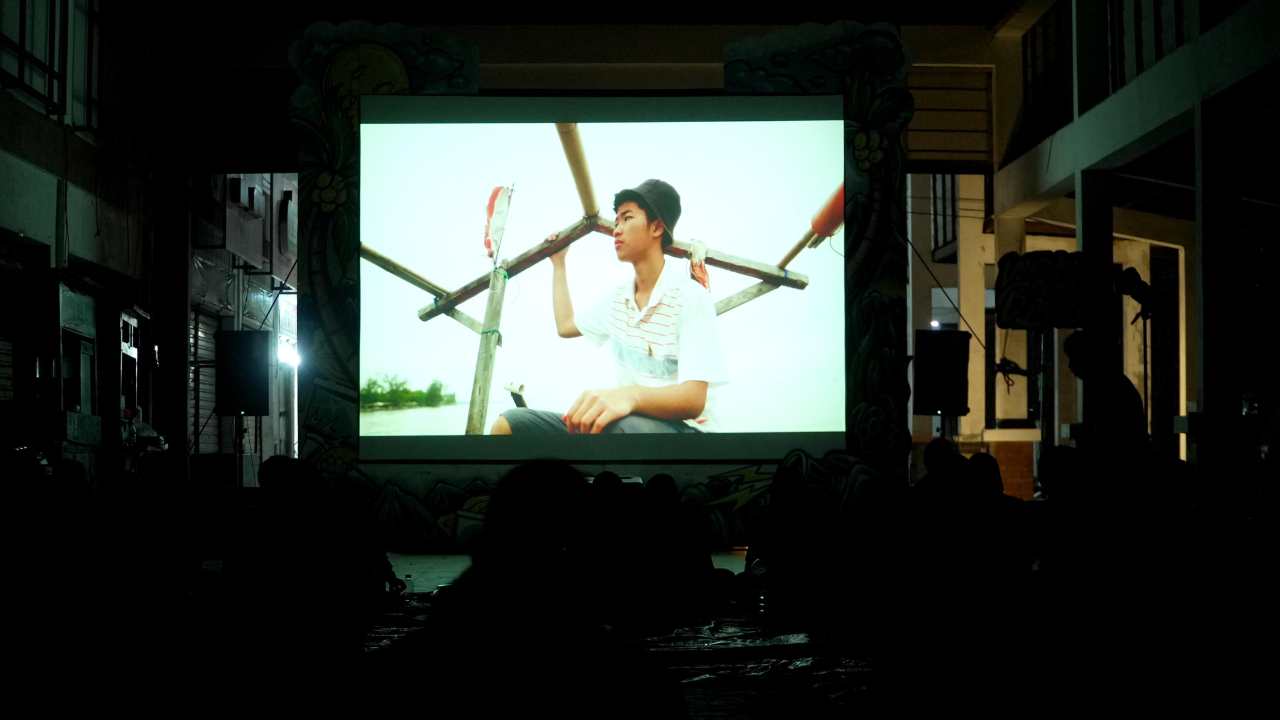 Diterpa Hujan, Warga dan Wisatawan Tetap Antusias Nobar Film di Pantai Prigi 360 Trenggalek