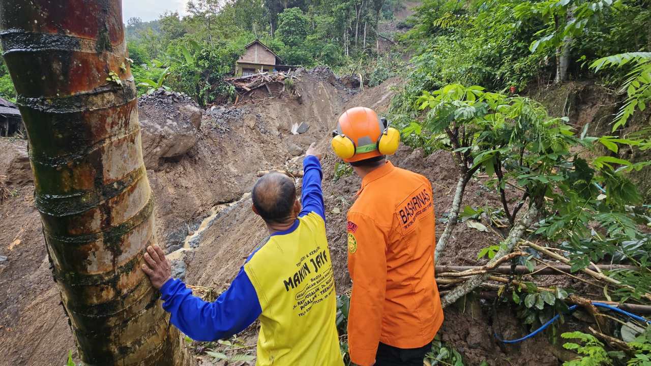 Jalur Longsor Desa Depok Trenggalek Berhasil Dibuka, Pencarian Korban Hilang Mulai Dilakukan