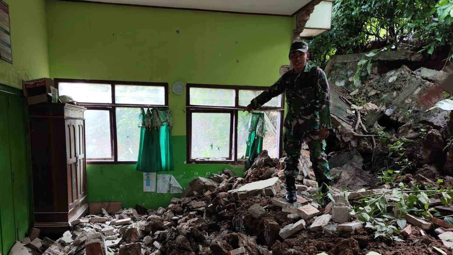 Tembok Sekolah di Trenggalek Jebol Diterjang Longsor, Rugi Rp150 Juta