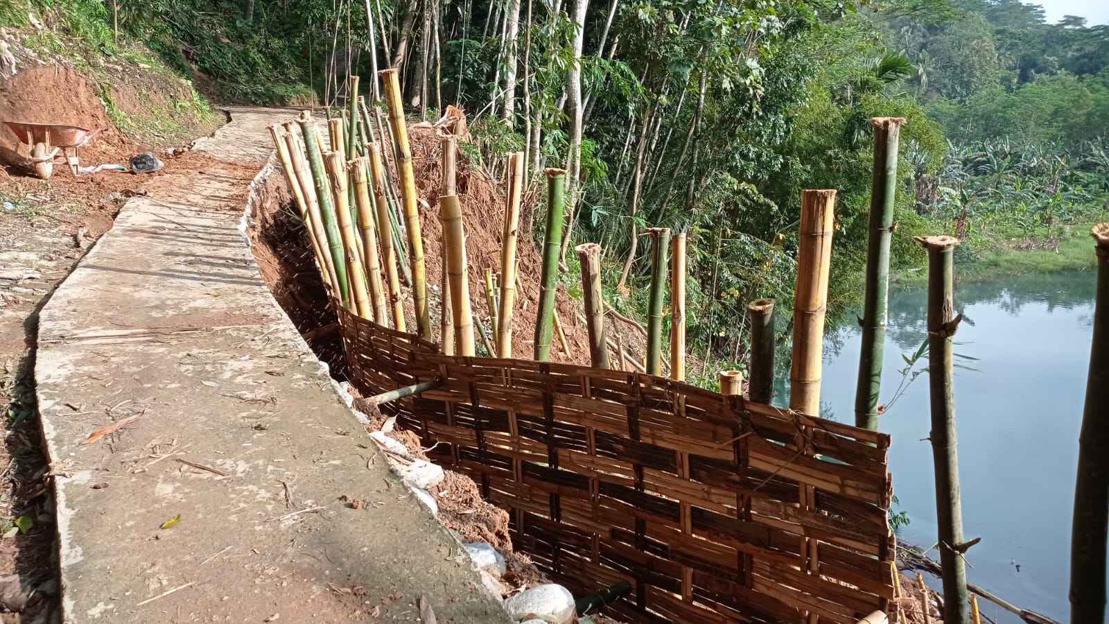Longsor di Sekitar Sungai Ngemplak Watulimo Rusak Jalan, 3 Rumah Terancam Terisolasi